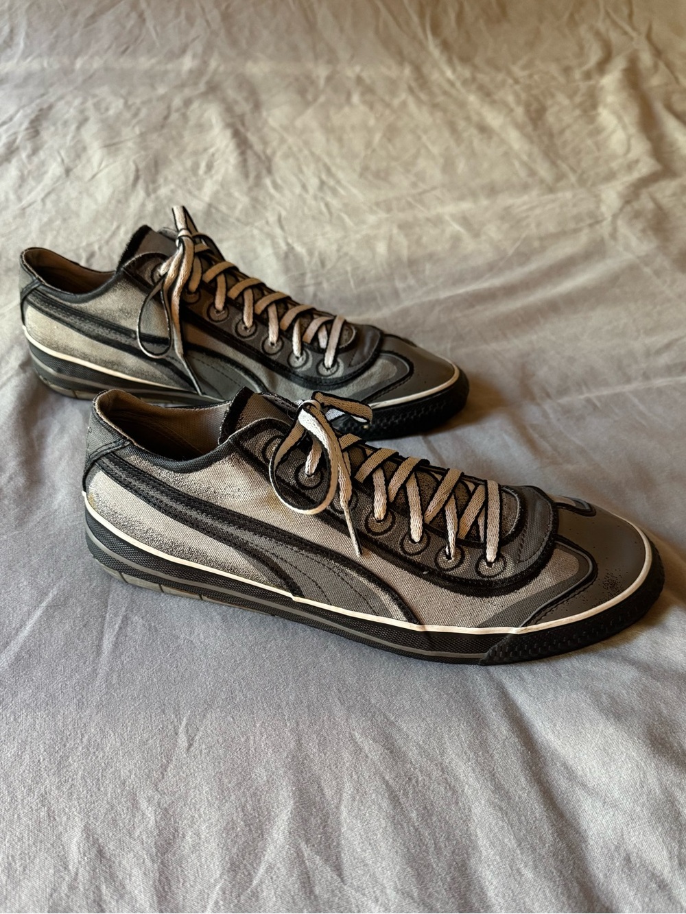 Puma - Pop Art Low-Top Sneakers in Gray and Black sketch style